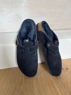 Birkenstock Boston Shearling 
lined clog navy blue nearly new 39